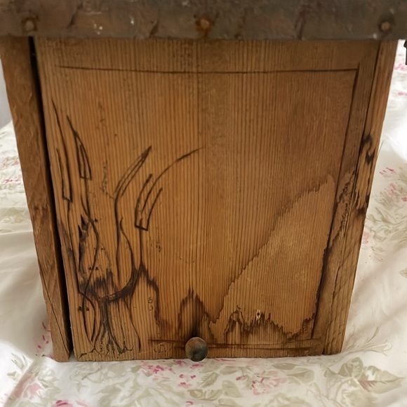 Birdhouse with tin roof - Picture 8 of 12